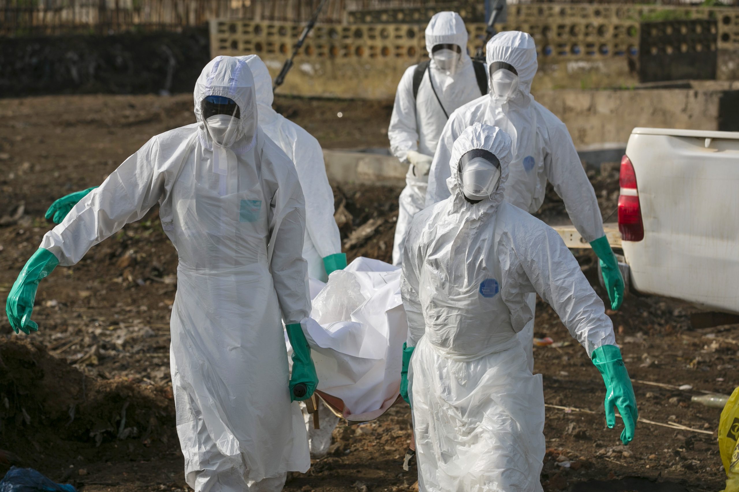 Health workers carry the body of a suspected Ebola victim for burial at a cemetery in Freetown December 21, 2014. 
REUTERS/Baz Ratner (SIERRA LEONE - Tags: HEALTH DISASTER) - RTR4IV65